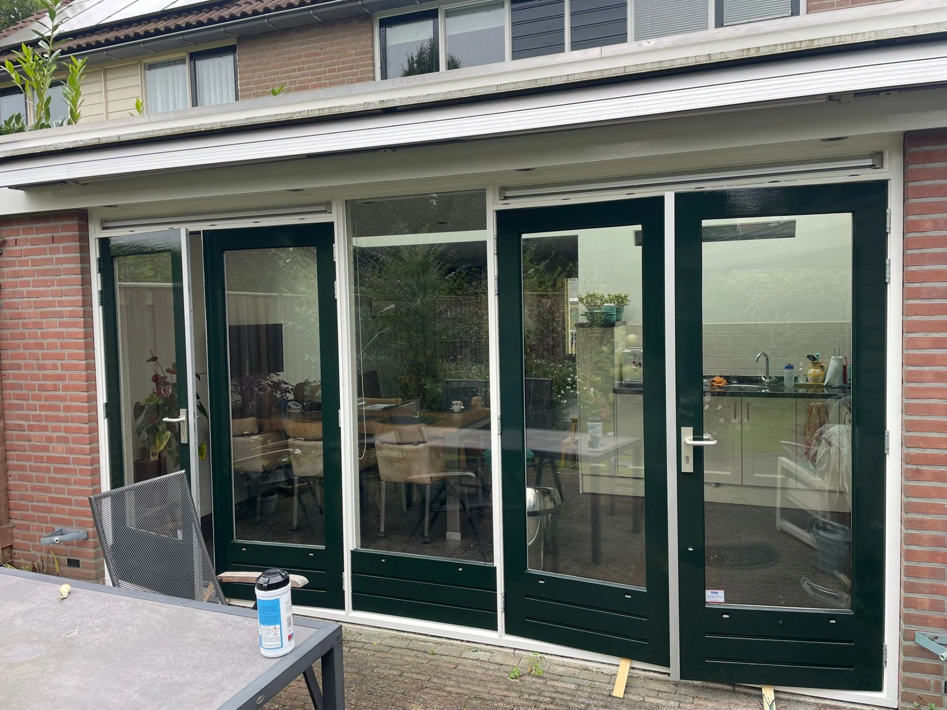 Strak buitenschilderwerk aan openslaande deuren van een woning